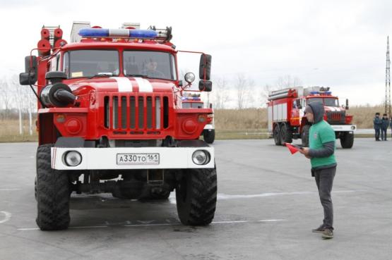 В Ростове спасатели впервые устроили гонки на пожарных машинах