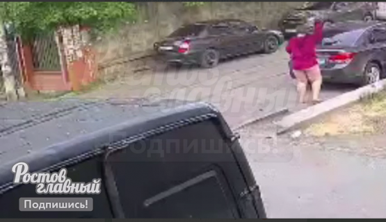 В Ростове полуголая женщина разбила кирпичом стекла 25 автомобилей 