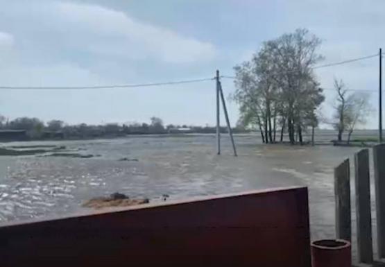 В Азове снова затопило хутор, местные жители остались без воды 