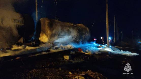 В Ростовской области загорелась цистерна с топливом на железнодорожной станции