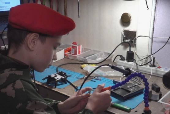 В Ростовской области юнармейцы печатают на 3D-принтерах гуманитарную помощь для бойцов СВО