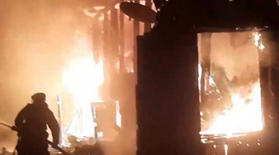 В Ростове вспыхнул сильный пожар, горит заброшенный дом на 6-й линии