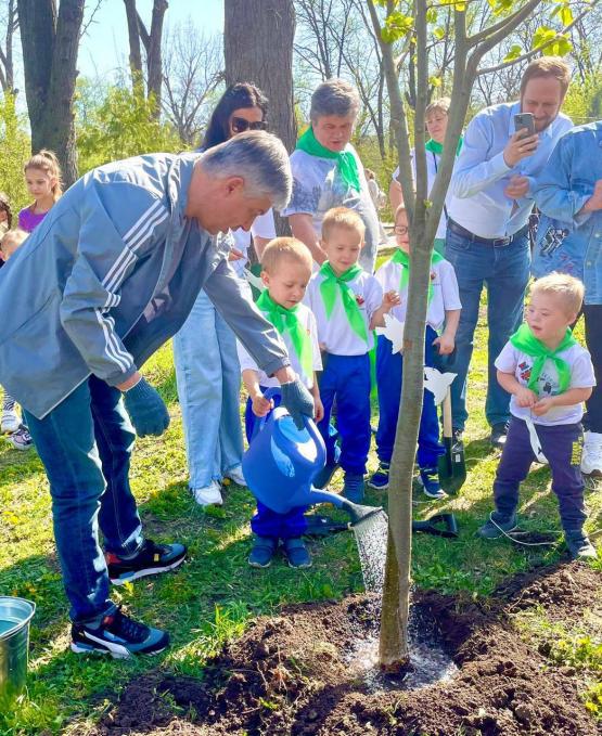 В Ростове высадили 6 тыс. молодых деревьев и кустарников 