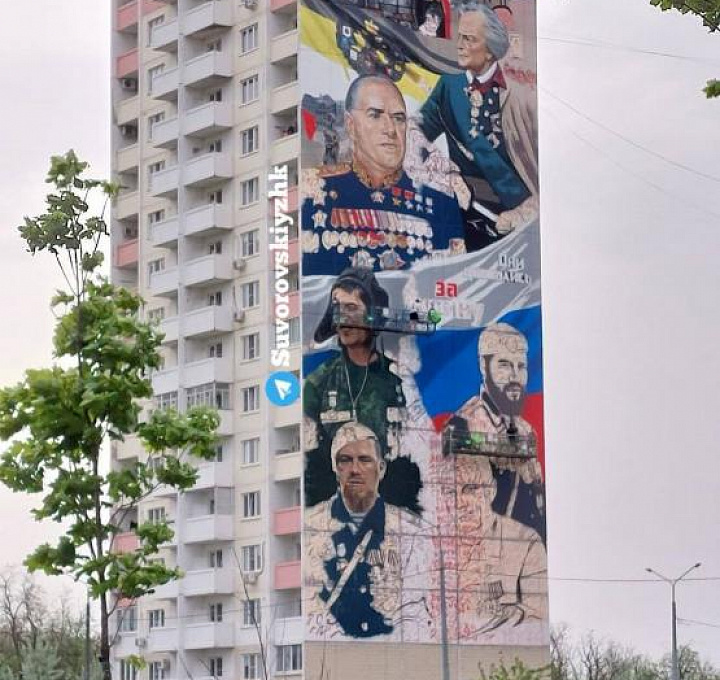 В Суворовском художник почти завершил мурал с портретами погибших на СВО