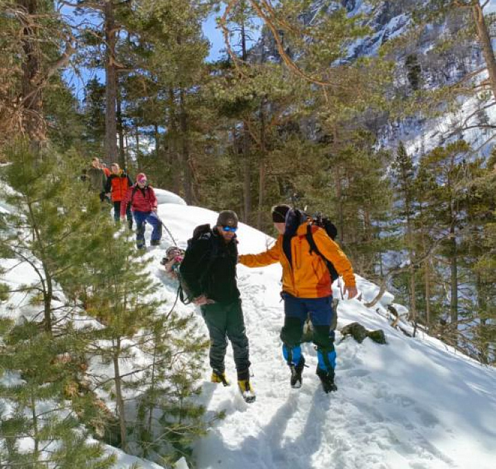 В горах Кабардино-Балкарии спасатели выручили повредившую ногу ростовскую туристку
