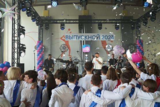Рэпер Баста устроил концерт-сюрприз для выпускников ростовской школы 