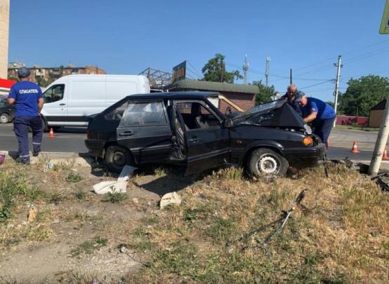 В Ростовской области погибла пенсионерка после столкновения автомобиля с опорой ЛЭП