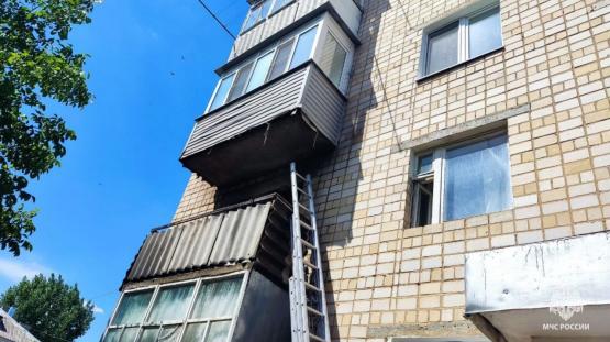 В жилом доме в Ростовской области произошел пожар из-за скопившихся на балконе бутылок 