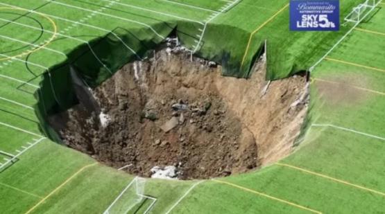 В США провалилось на 20 метров футбольное поле на городском стадионе
