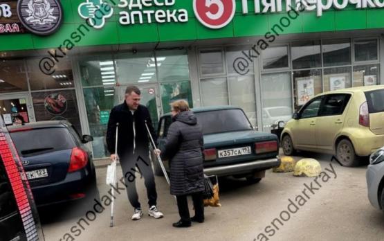 "Потерянный" краснодарцами мэр замечен около "Пятерочки" на костылях