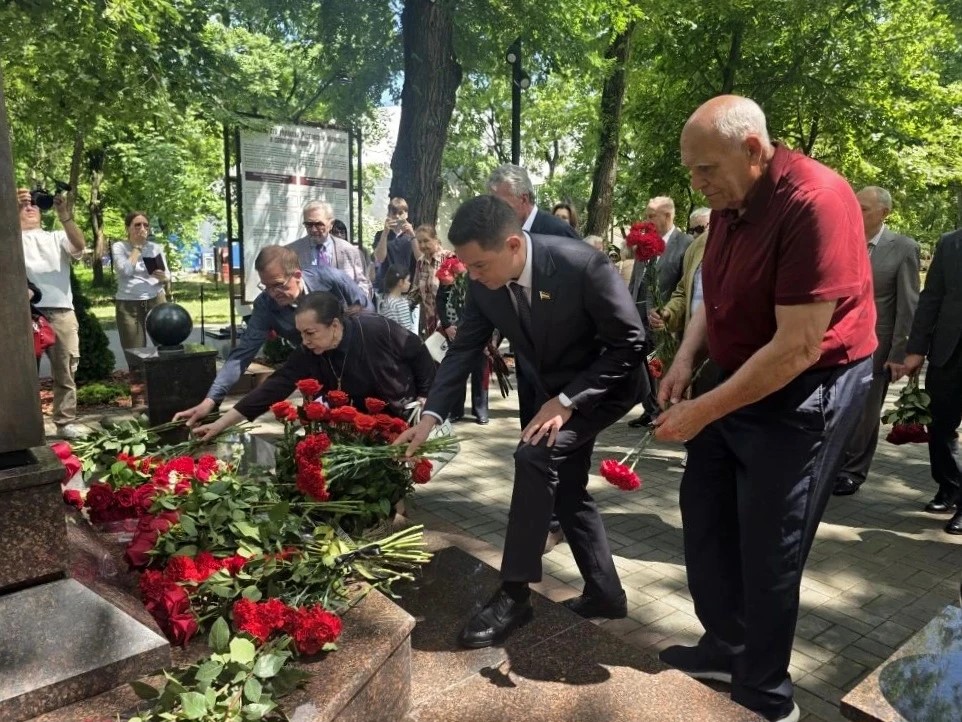 Возложение цветов к памятнику dd8026e7-2366-4ccf-94ae-5871d9ab03e3.jpg
