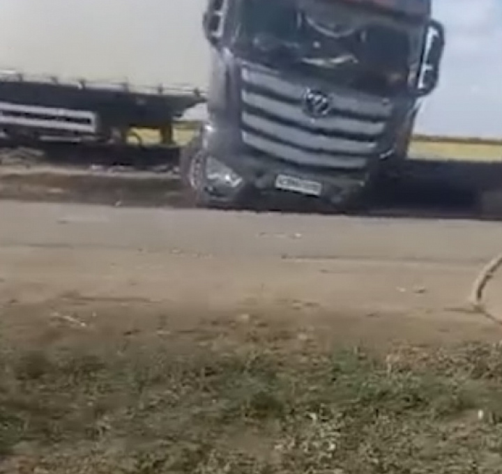 В Ростовской области на трассе произошло ДТП с грузовиком